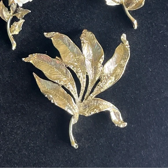 Vintage Carved White Roses And Leaves Brooch Set of 3 ~Gold Tone Metal - Picture 3 of 10